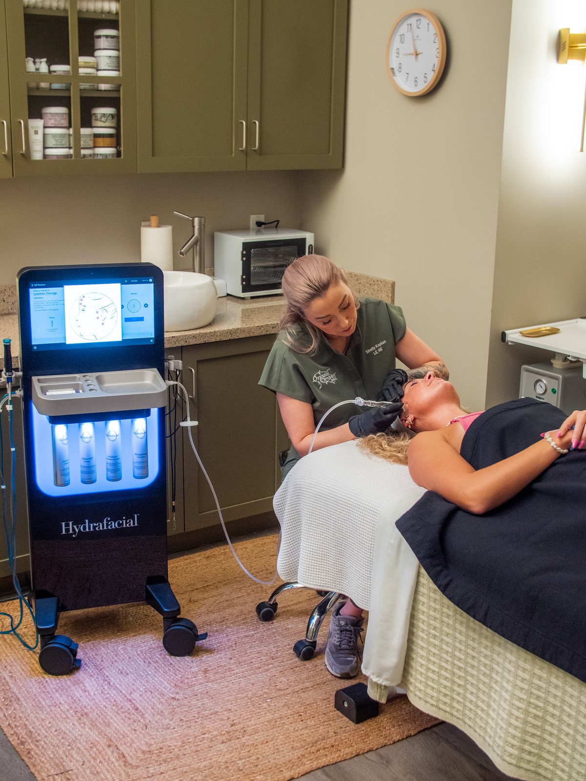 Organic Skin and Body provider performing a Hydrafacial in a Bradenton treatment room